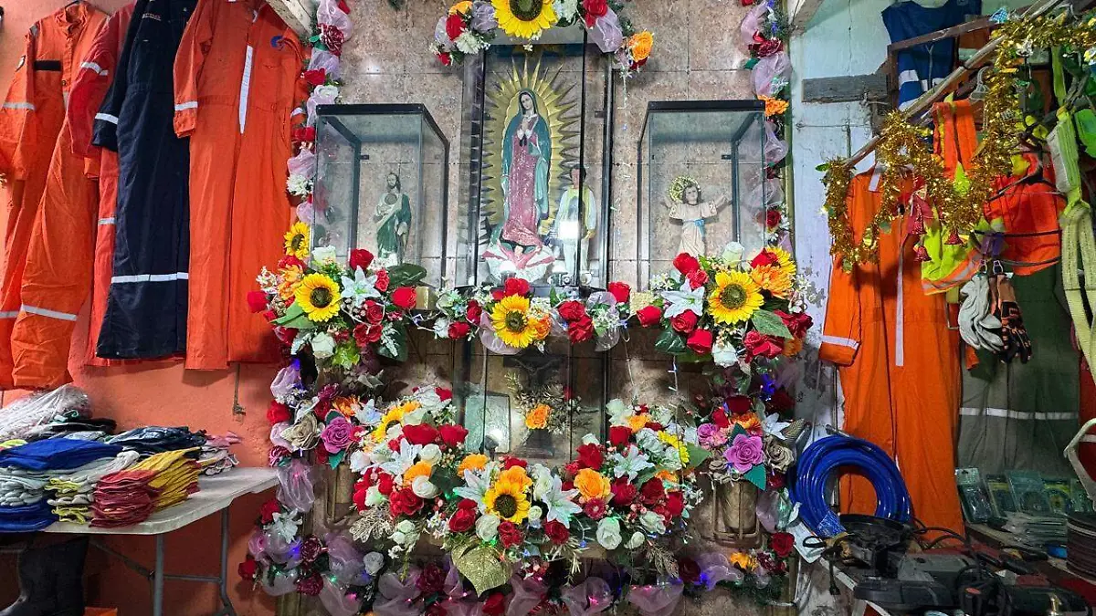 Decenas de comerciantes celebran a la Virgen de Guadalupe.